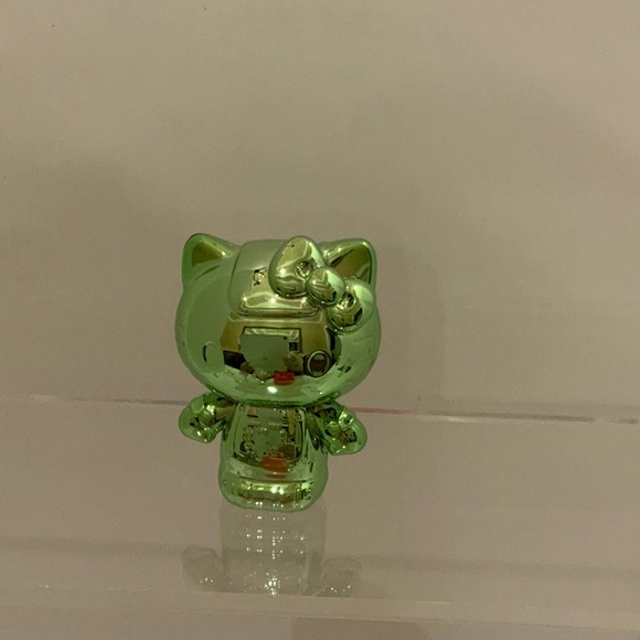 Hello Kitty in Shiny Green - Picture 2 of 7